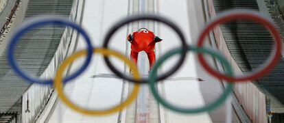 El polaco Kamil Stoch desciende para saltar durante la prueba de salto en Sochi 2014.