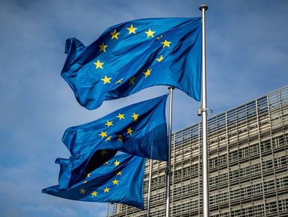 Dos banderas de la Unión Europea ondeaban frente a la sede de la Comisión Europea en Bruselas, en mayo de 2020.