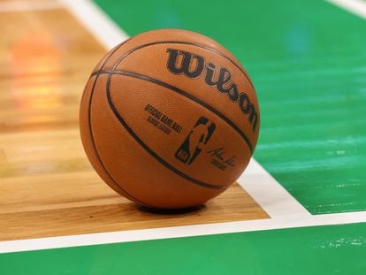 El balón oficial de la NBA, en la cancha de los Boston Celtics.