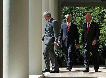 George W. Bush (izquierda), en la Casa Blanca antes de anunciar su propuesta sobre las prospecciones.