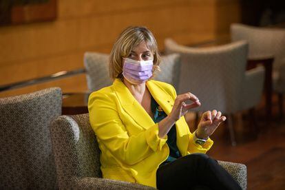 La consejera de Salud, Alba Vergés, durante una visita a un hotel en el que se alojaron enfermos de la covid-19.