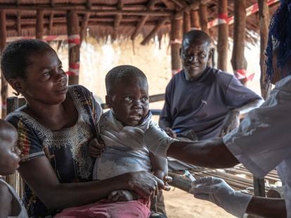 La pequeña Lominda recibe la vacuna contra el sarampión en un centro instalado por MSF en la zona de salud de Bangabola, en la República Democrática del Congo.