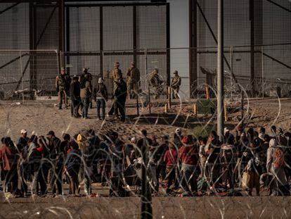 Desde hace tres años, México se convirtió en la sala de espera de todos aquellos que rechazaba su vecino del norte. En la imagen, cientos de migrantes esperan respuesta de las autoridades estadounidenses junto al río Bravo.