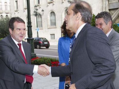 Caballero y Figueroa se saludan en una conferencia mundial sobre conservas celebrada en Vigo en septiembre de 2011. 