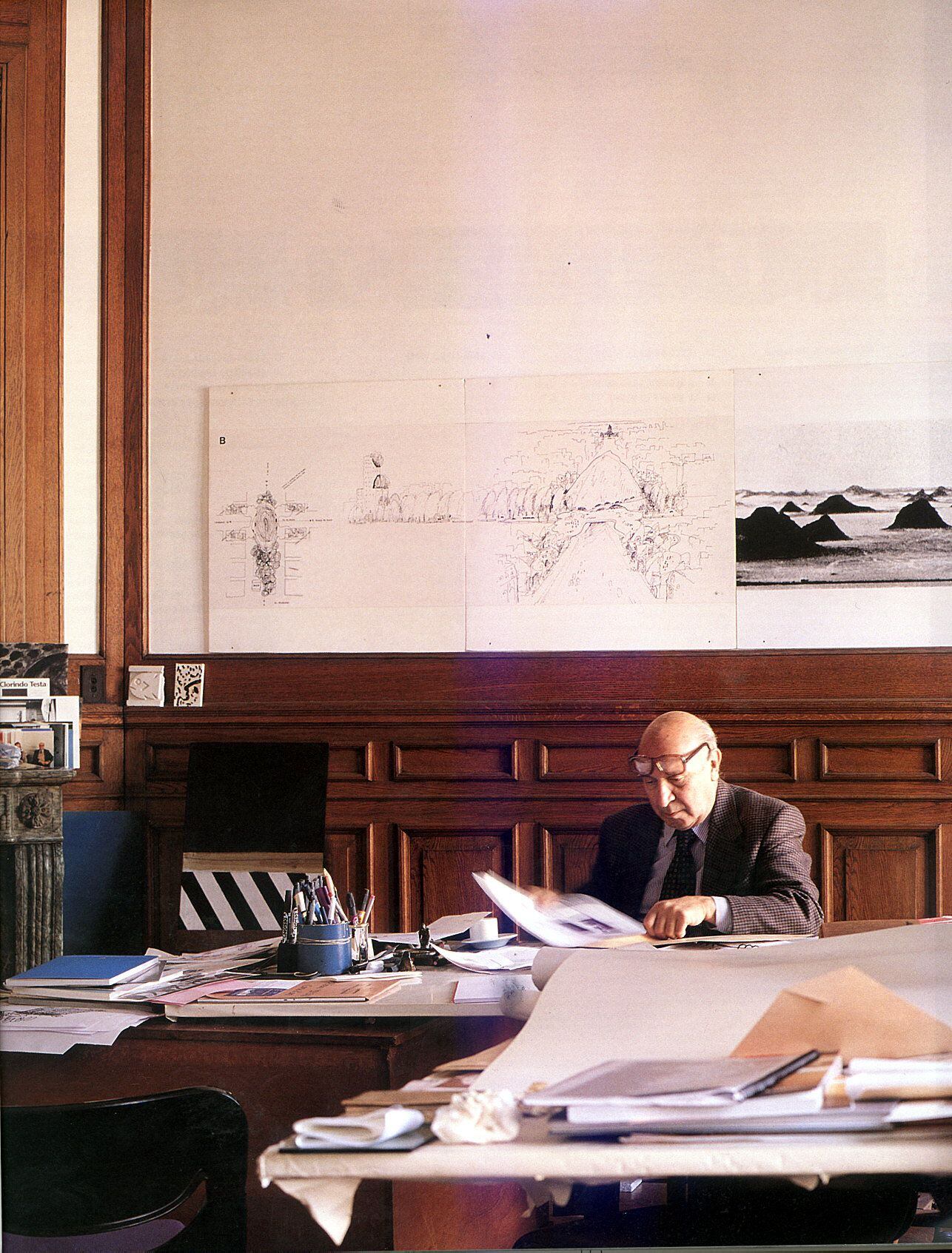 Clorindo Testa retratado en su despacho.