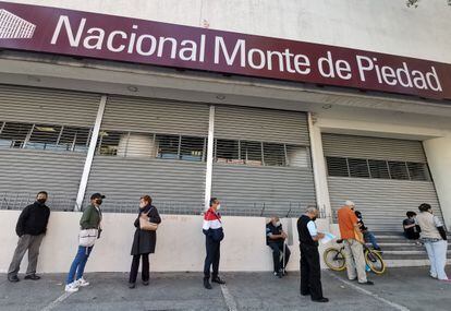 Personas hacen fila afuera de una sucursal de Nacional Monte de Piedad en enero de 2021.