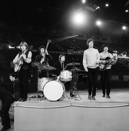 The Rolling Stones, en 1964. De izquierda a derecha: Brian Jones, Bill Wyman, Charlie Watts, Mick Jagger y Keith Richards.