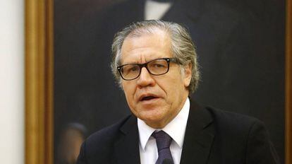 Luis Almagro, secretario general de la OEA, durante un encuentro.