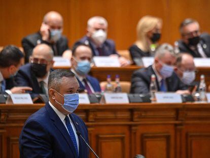 Nicolae Ciucă se dirige al Parlamento rumano antes de la sesión de investidura del nuevo Ejecutivo, este jueves en Bucarest.