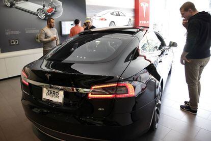 Un Tesla model S en un concesionario de Santa Monica, California (EE UU)