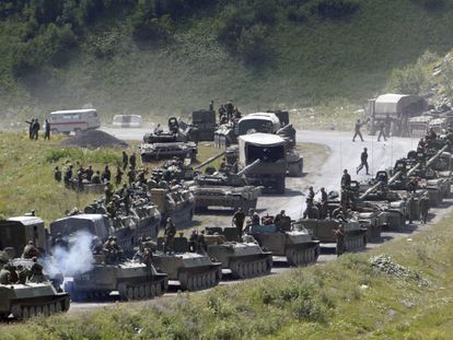 Vehículos armados rusos se dirigen hacia Osetia del Sur, en agosto de 2008.