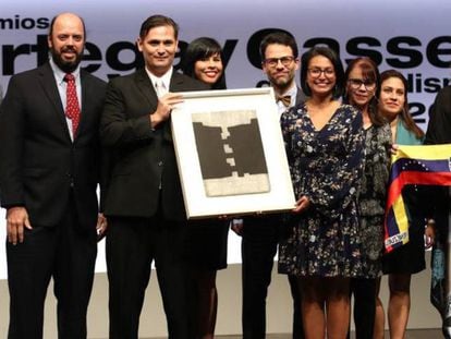 El equipo de 'El Pitazo' recoge el premio a Mejor Cobertura Multimedia.