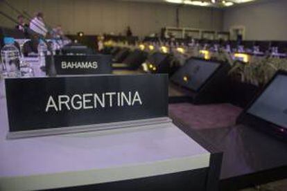 Detalle de la sala donde las reuniones de las delegaciones de los 48 países miembros del Banco Interamericano de Desarrollo (BID), en el marco de la 55ª asamblea anual de la institución, que se celebra hasta el domingo en el complejo hotelero brasileño de Costa do Sauípe, en Bahía (Brasil).