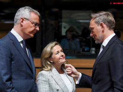 El ministro de Economía francés, Bruno Le Maire (izquierda), junto a la vicepresidenta primera del Gobierno, Nadia Calviño, y el ministro de Finanzas alemán, Christian Lindner.