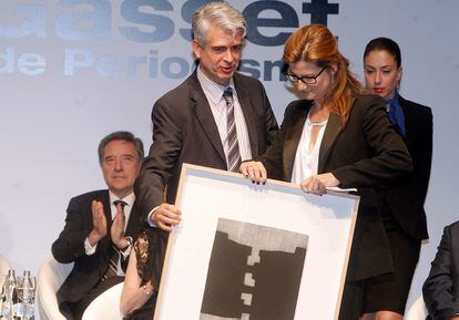 Javier Moreno, director de EL PAÍS, entrega a la periodista Carmela Ríos el Premio Ortega y Gasset en la categoría de Periodismo Digital.