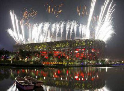 Fuegos artificiales de la ceremonia de clausura de los Juegos de Pekín en el <i>Nido del Pájaro.</i>