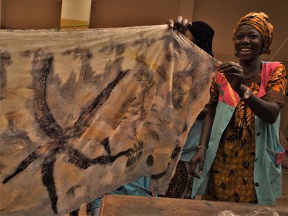 Las jóvenes de la cooperativa senegalesa 'GIE Solidaire de Confection et Artisanat' confeccionan prendas hechas del textil ancestral índigo.