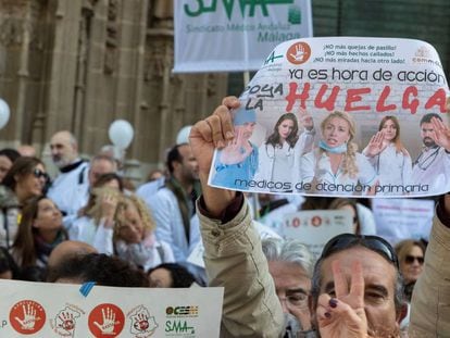 Médicos de atención primaria durante la concentración a las puertas del SAS en Sevilla. 