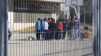Niños en el patio de un colegio.