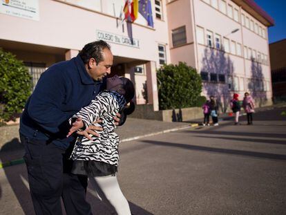 Mariano Jiménez se despide cada mañana de su hija a la puerta de su colegio, el CEIP Santa Catalina de Aranda de Duero (Burgos). La población gitana tiene un 64% de fracaso escolar, según datos de 2013. Él no obtuvo el graduado escolar. Su niña quiere llegar a la Universidad para ser maestra.
