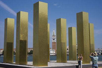 Instalación 'The sky over nine columns' by' en el pabellón de Alemania del artista Heinz Mack.