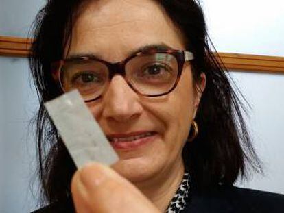 Elvira Fortunato muestra un chip de papel.