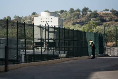 Un agente de la Polic&iacute;a Local de Esparraguera inspecciona la zona.