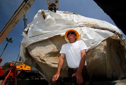 Heizer terminando 'Levitated Mass', la instalación presentada en 2012 que implicó trasladar un bloque de granito de 340 toneladas de una cantera periférica al Museo del Condado de Los Ángeles.