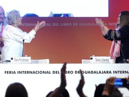 Los escritores Benito Taibo (izquierda) y Elena Poniatowska aplauden a la cantante Tania Libertad (derecha) tras interpretar esta piezas del cancionero preferido de Garc&iacute;a M&aacute;rquez, en la Feria Internacional del Libro, en Guadalajara.