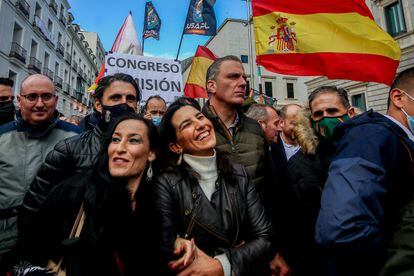 La portavoz de Vox en la Asamblea de Madrid, Rocío Monasterio (en el centro), y el secretario general del partido, Javier Ortega Smith (detrás de ella), este sábado en la manifestación.