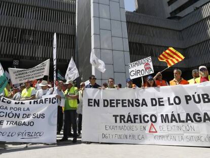 Concentración de los examinadores frente a la sede de la DGT.