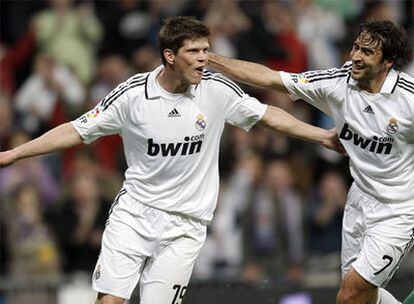 Huntelaar celebra uno de sus goles con Raúl.