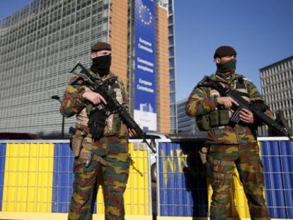 Dos soldados patrullan las inmediaciones de la Comisi&oacute;n, en Bruselas.