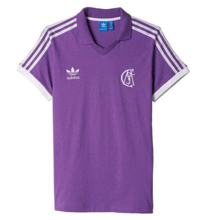 Polo del Real Madrid, con su primer escudo y el morado y blanco distintivos del club, de Adidas Originals. Precio:50 euros.