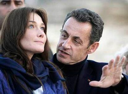 Nicolas Sarkozy habla con Carla Bruni durante el viaje que realizaron a Egipto el pasado 30 de diciembre.