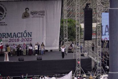 El presidente de México se despide de sus seguidores al concluir su discurso en el Zócalo capitalino.