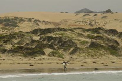 Un surfista en una playa cercana a Pichidangui, en Chile.