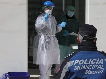 Varios sanitarios efectúan pruebas para detectar el coronavirus en la parte exterior del pabellón de la Casa de Campo, Madrid.