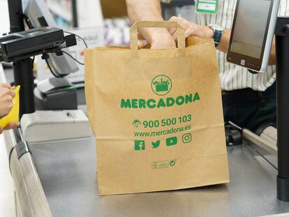Bolsa de papel reciclado implantada por Mercadona.