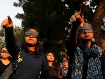 Manifestantes corean el himno 'Un violador en tu camino' el pasado viernes. En vídeo, mujeres de todo el mundo cantan la canción.