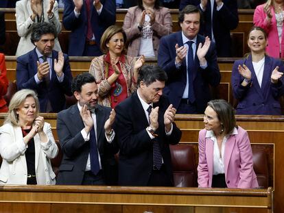 La bancada popular aplaude la intervención de su portavoz en el Congreso, Cuca Gamarra (a la derecha), durante la segunda jornada del debate de la moción de censura.