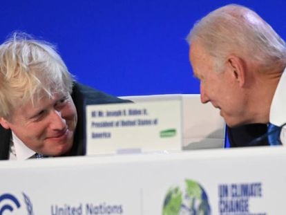 El primer ministro británico, Boris Johnson, y el presidente de EE UU, Joe Biden, en la COP26 del pasado noviembre en Glasgow. 