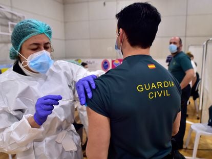 Una enfermera suministra la primera dosis a un agente de la Guardia Civil, este martes en Cartagena.