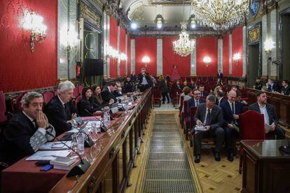 La Sala de lo Penal del Tribunal Supremo, durante el juicio al proceso que juzga a los líderes independentistas catalanes (banquillo de la derecha). A la izquierda, las acusaciones. 