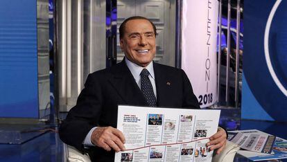 El ex primer ministro italiano Silvio Berlusconi, durante al grabaci&oacute;n del programa televisivo &#039;Porta a porta&#039;.