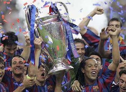 Ronaldinho celebra con el resto de la plantilla la segunda Liga de Campeones del Barça