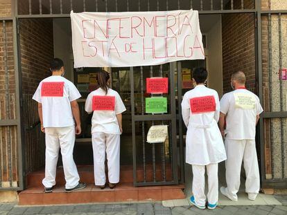Protesta de enfermeros, esta mañana en un centro de salud de Madrid.