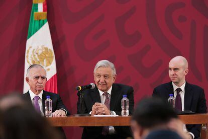 El exjefe de la Oficina de Presidencia, Alfonso Romo, el presidente Andrés Manuel López Obrador y el secretario técnico de la Presidencia, Carlos Torres Rosas.