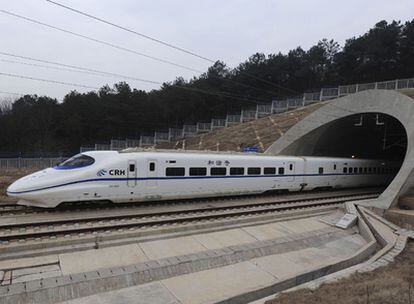 Los trenes viajan a una velocidad de hasta 350 km/h, en una línea que une Wuhan y Cantón.
