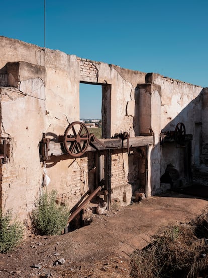 Restos del molino de las Cuatro Ruedas (siglo XVIII) sobre la acequia mayor Aljufía.